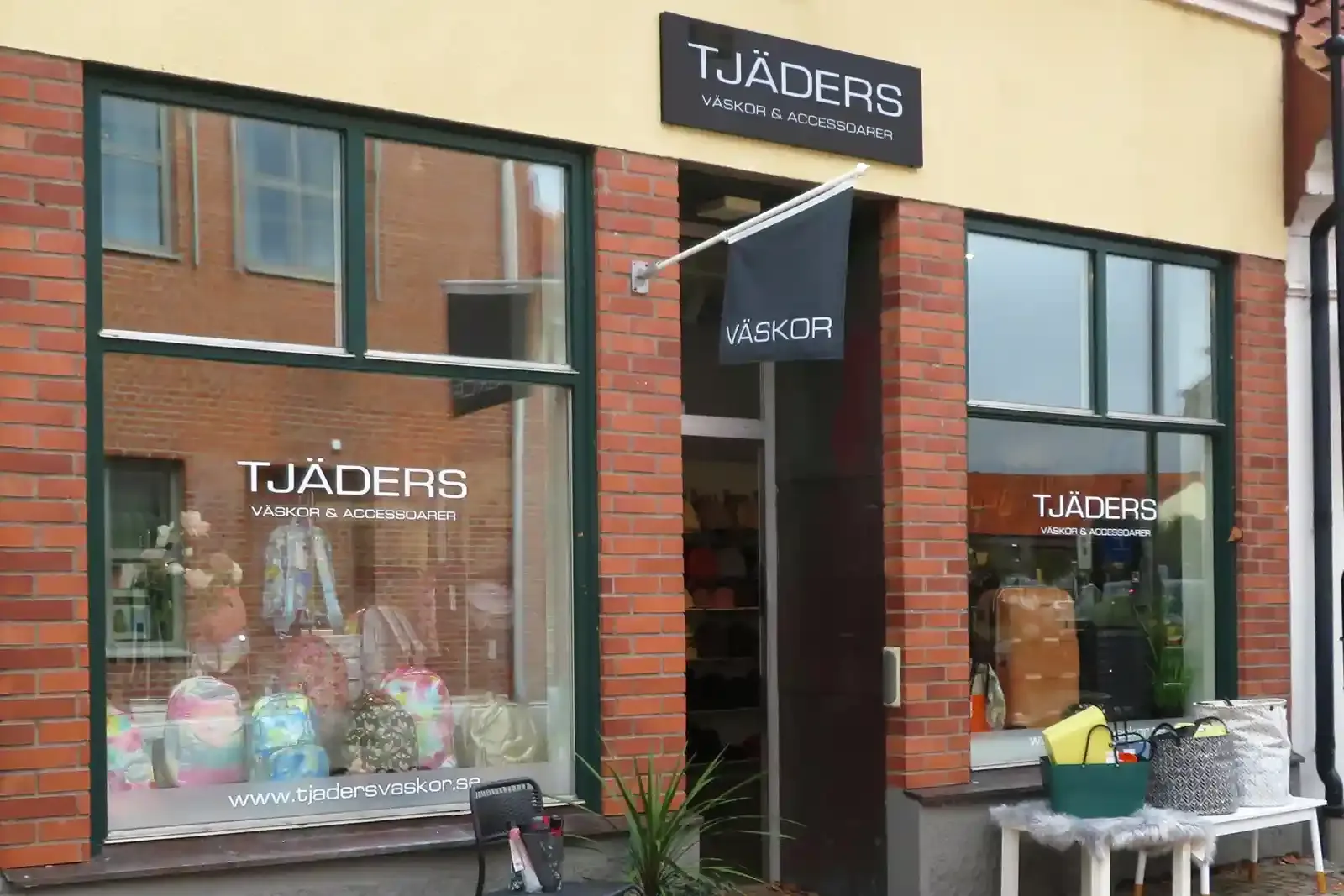 Skyltfönster fönsterdekor reklam design skylt flagga 